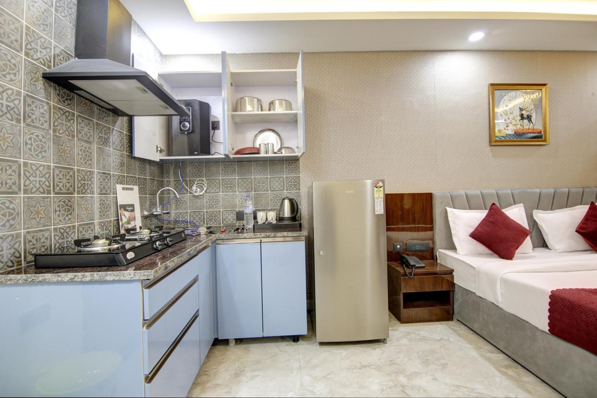 Limewood Stay - Millennium Huda City Center Гургаон Екстериор снимка