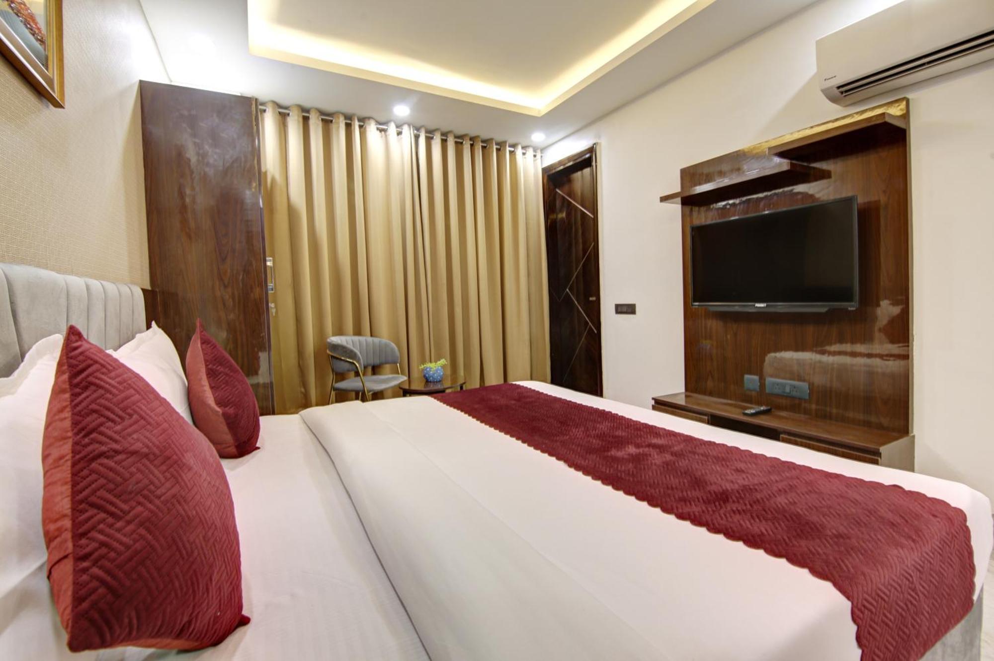 Limewood Stay - Millennium Huda City Center Гургаон Екстериор снимка