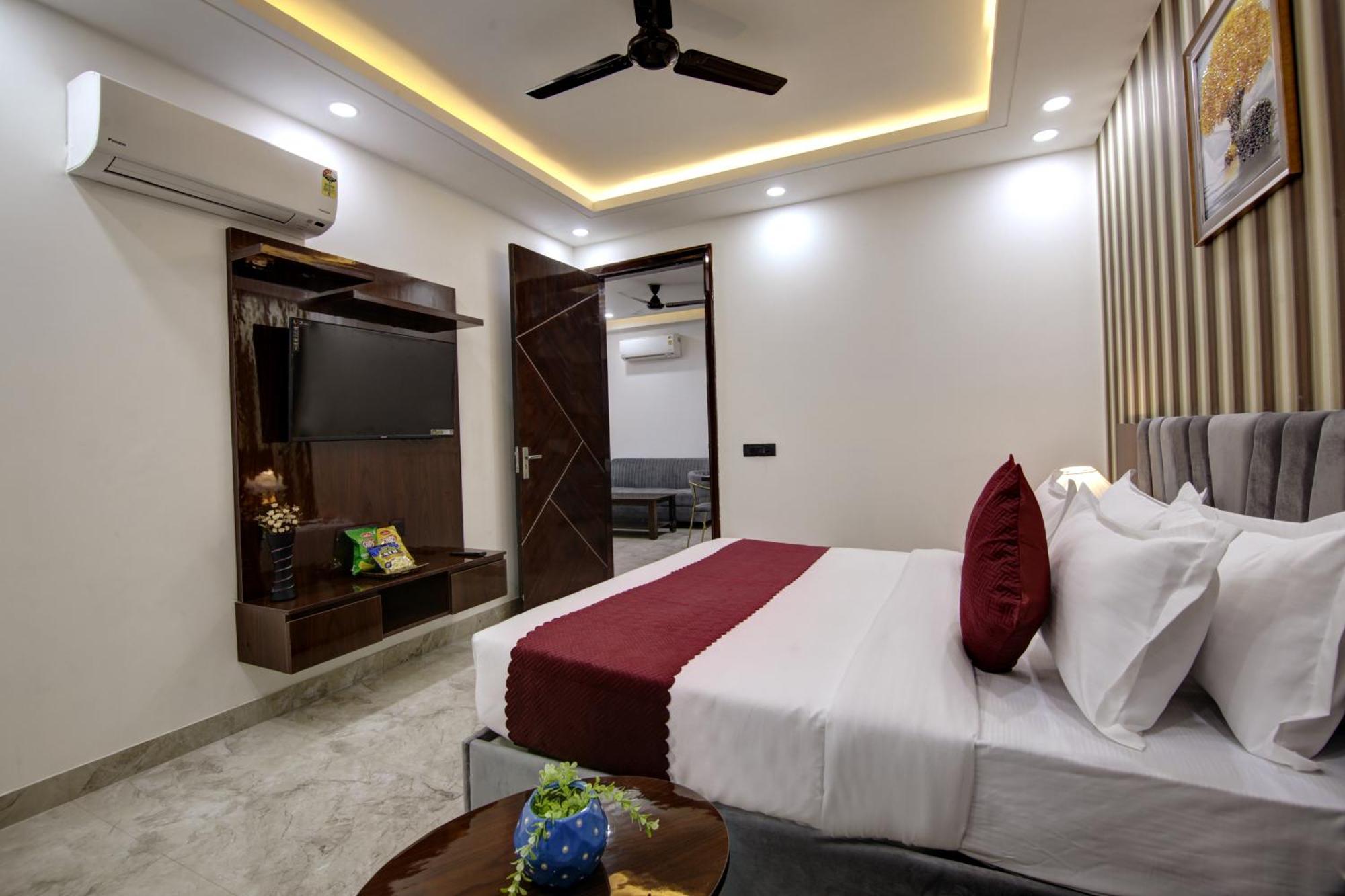 Limewood Stay - Millennium Huda City Center Гургаон Екстериор снимка