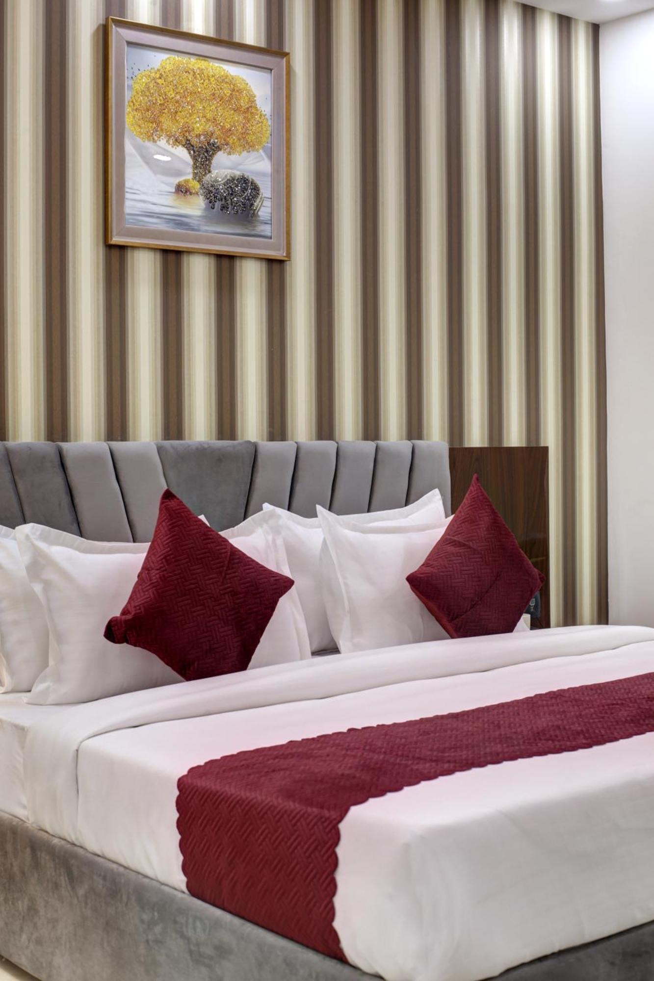 Limewood Stay - Millennium Huda City Center Гургаон Екстериор снимка
