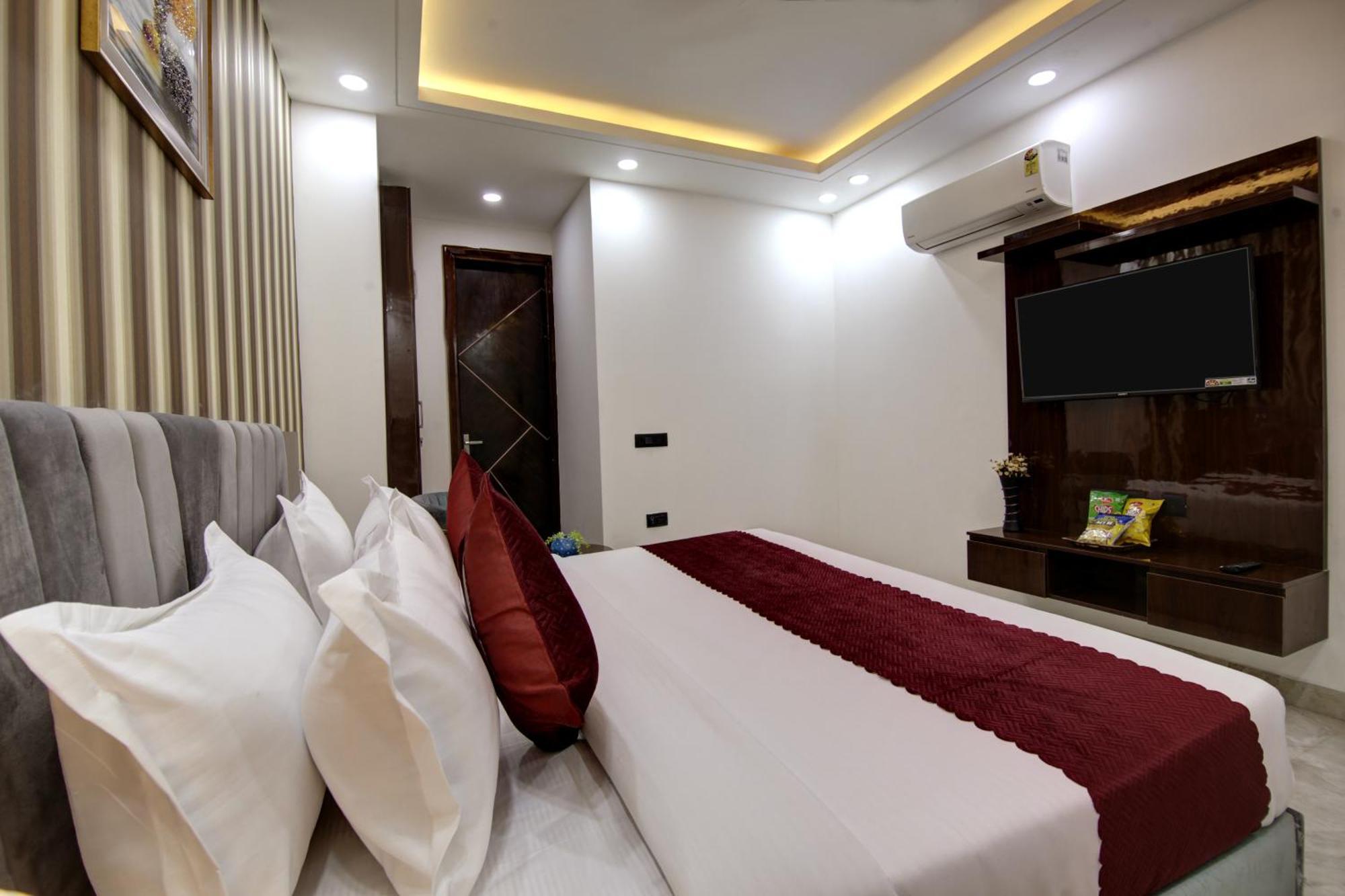 Limewood Stay - Millennium Huda City Center Гургаон Екстериор снимка