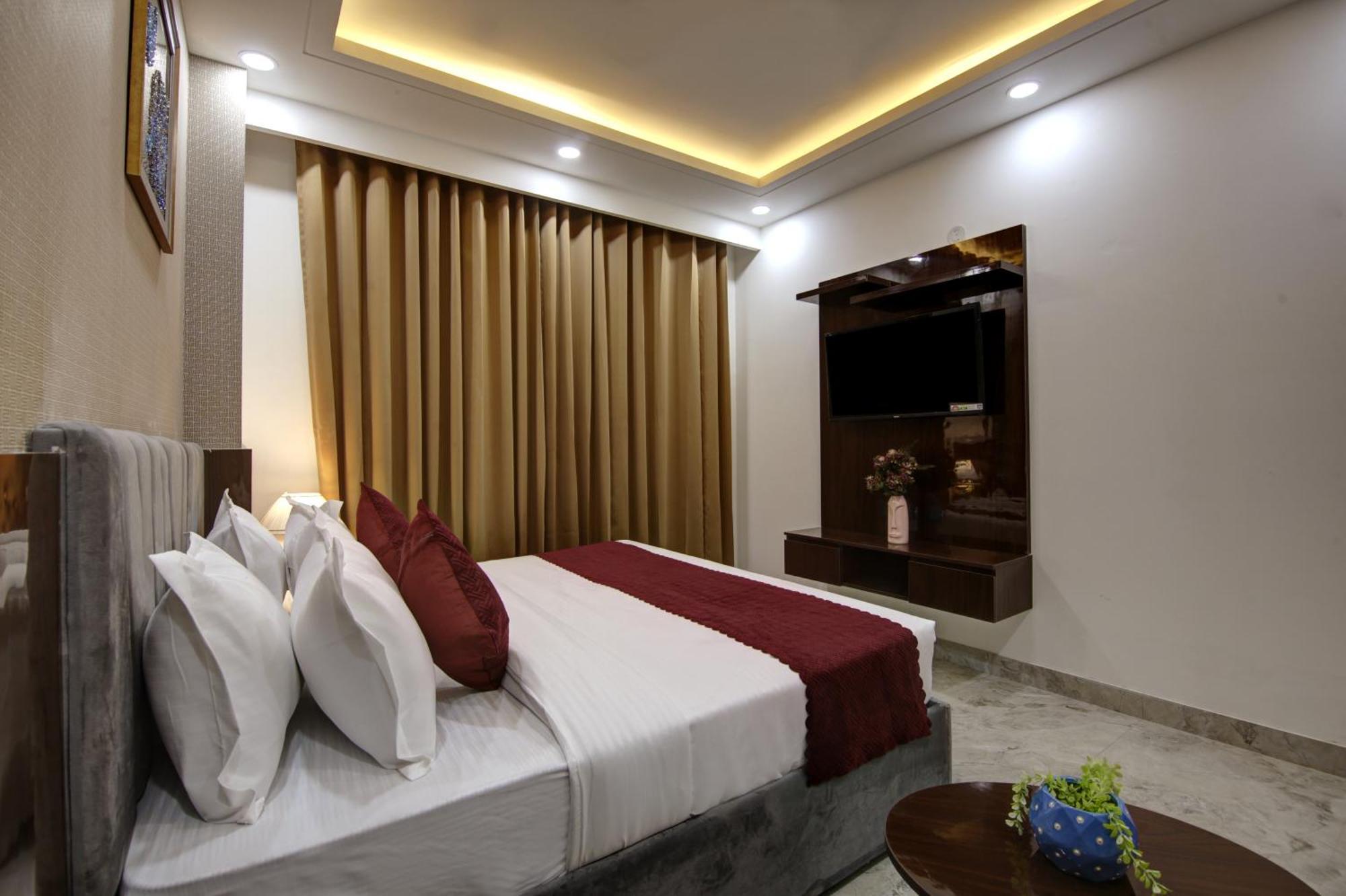 Limewood Stay - Millennium Huda City Center Гургаон Екстериор снимка