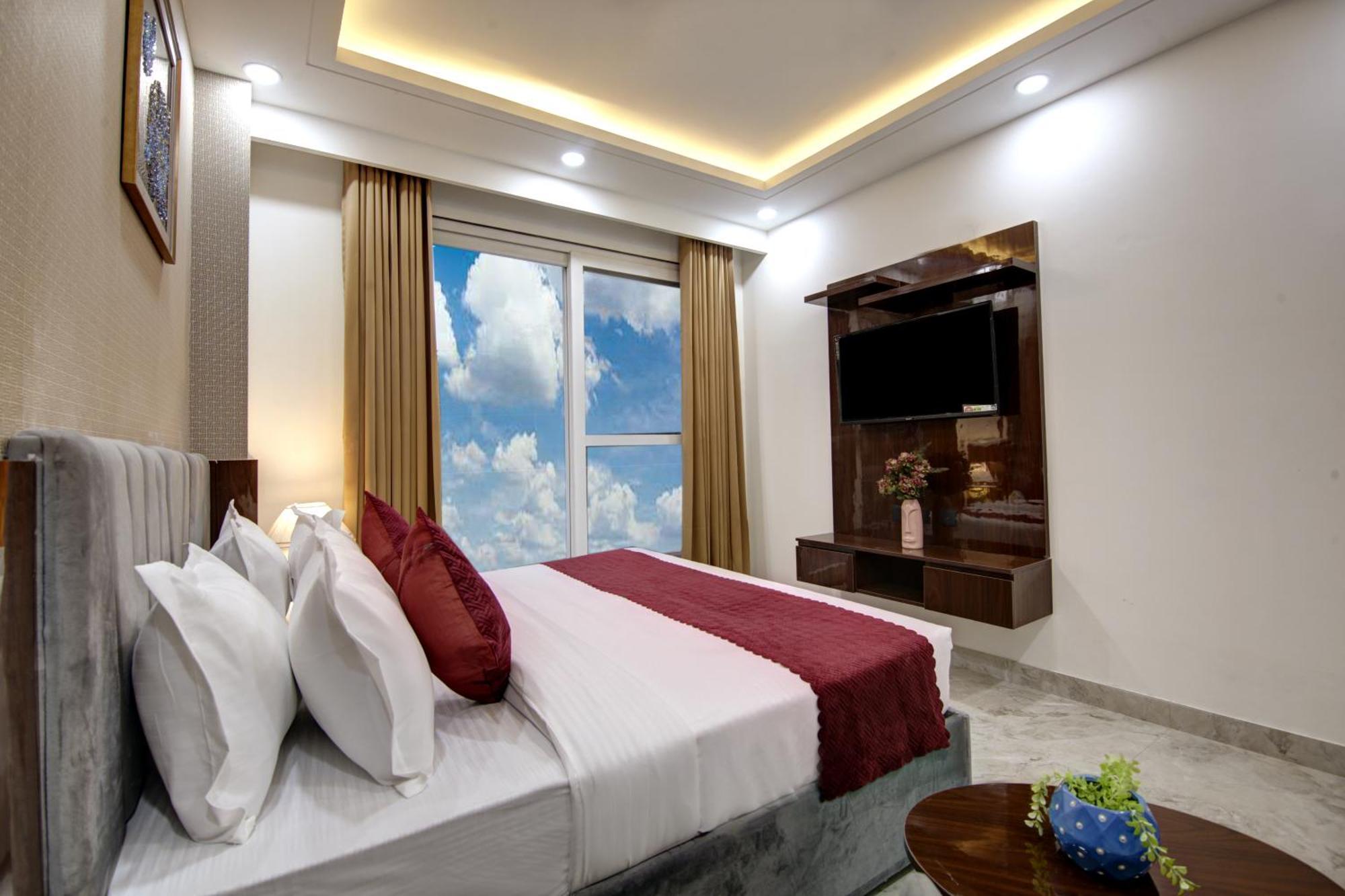 Limewood Stay - Millennium Huda City Center Гургаон Екстериор снимка