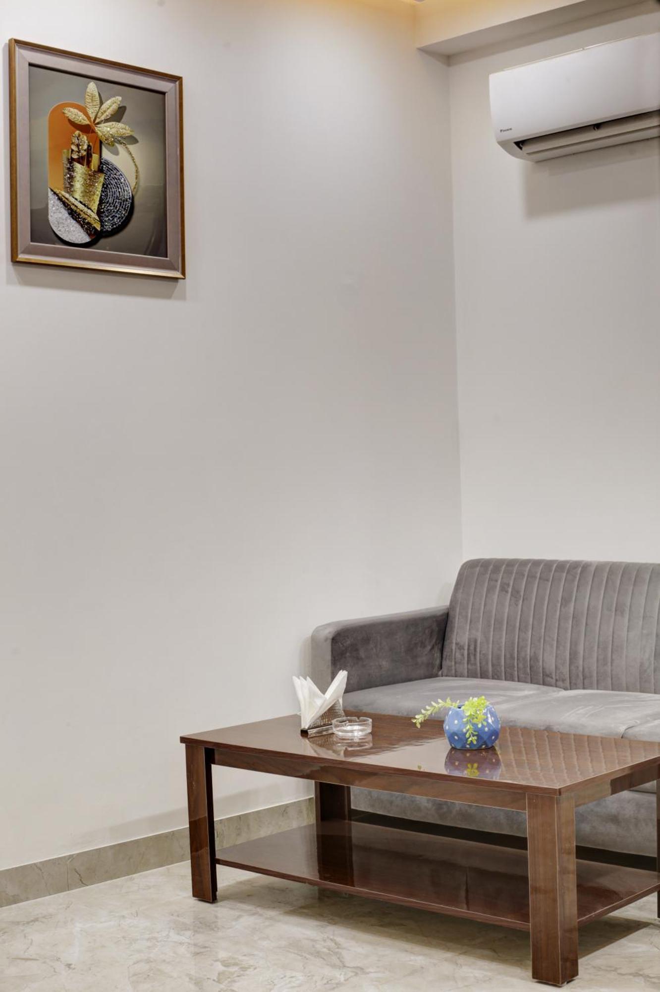 Limewood Stay - Millennium Huda City Center Гургаон Екстериор снимка