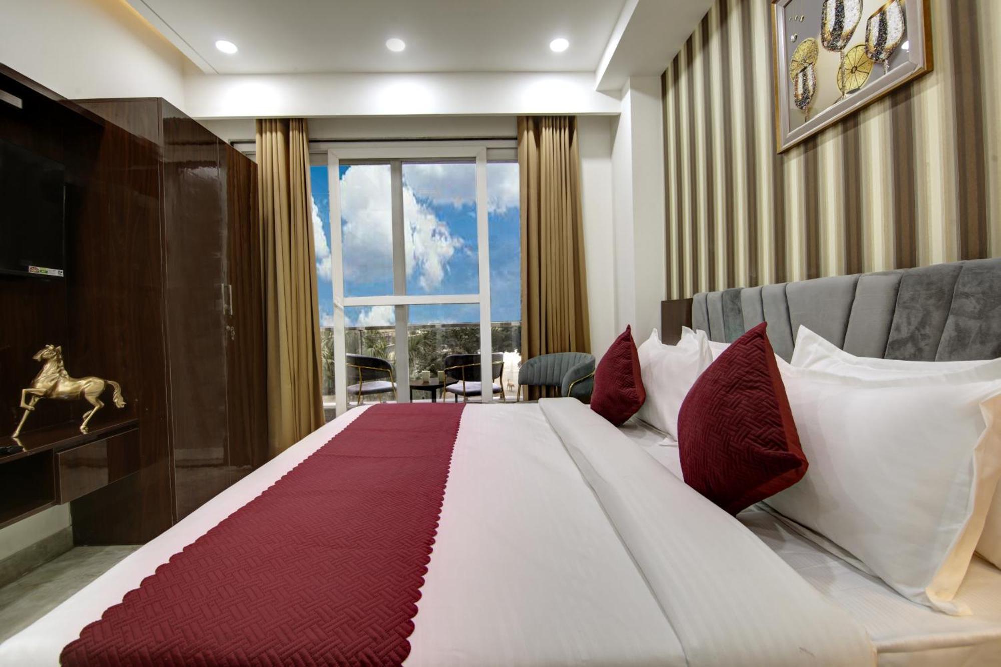 Limewood Stay - Millennium Huda City Center Гургаон Екстериор снимка