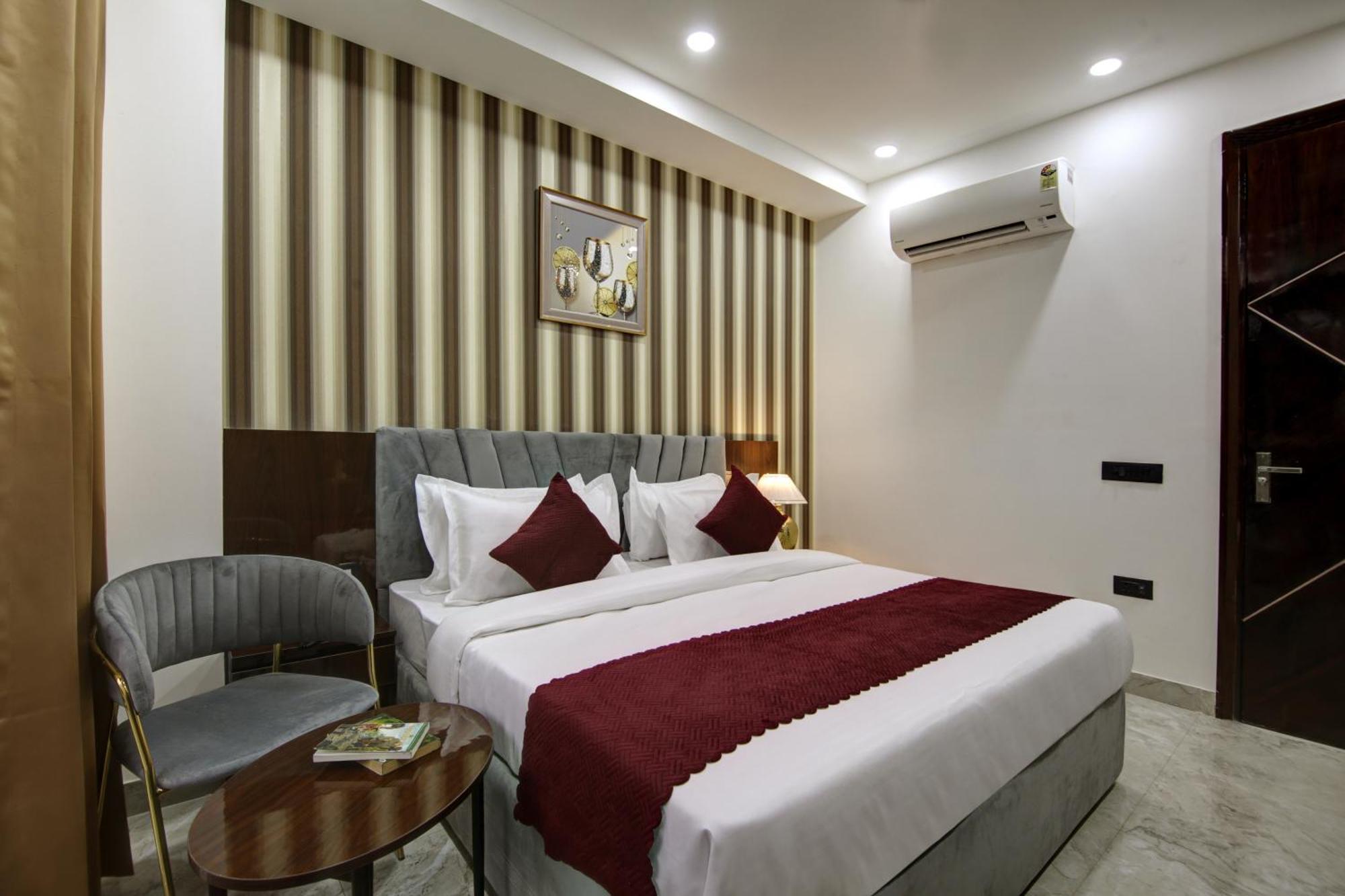 Limewood Stay - Millennium Huda City Center Гургаон Екстериор снимка