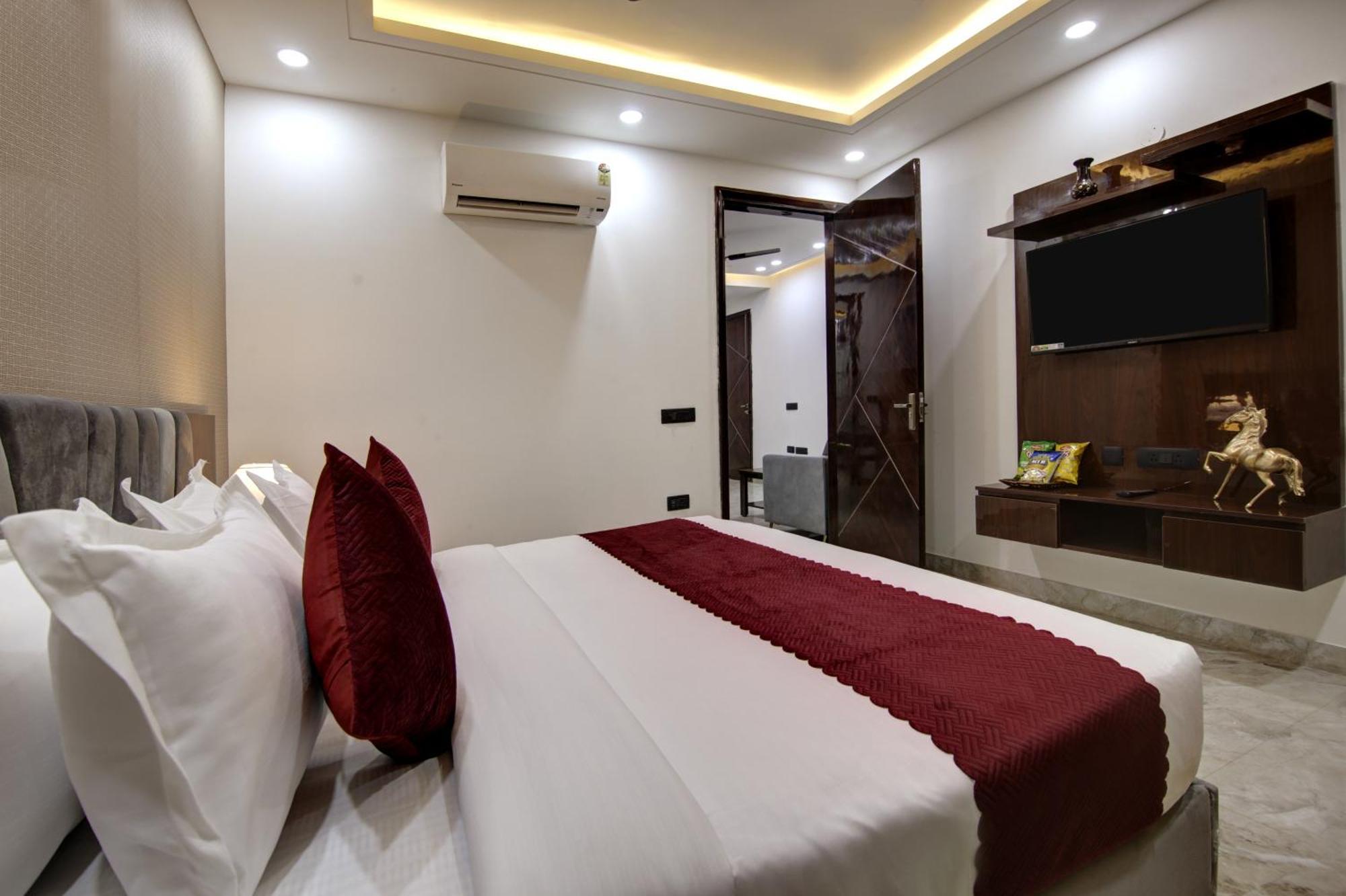 Limewood Stay - Millennium Huda City Center Гургаон Екстериор снимка